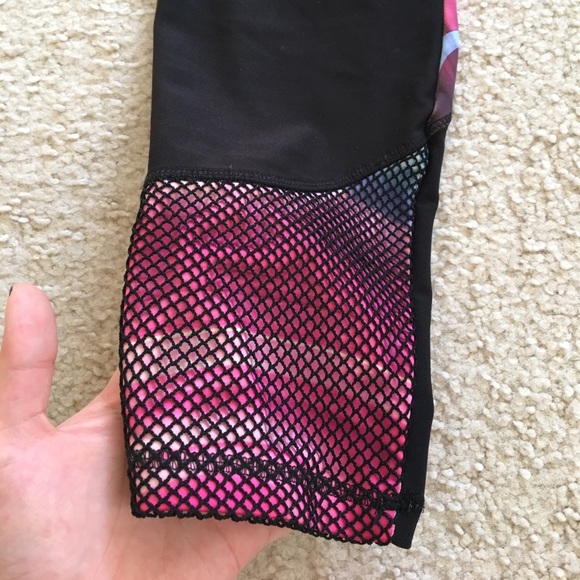 Tie Dye Marble Cropped Leggings - Picture 3 of 3